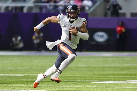 Column: How bad is Justin Fields’ hand injury? After another loss, what does it mean for the Chicago Bears’ direction?