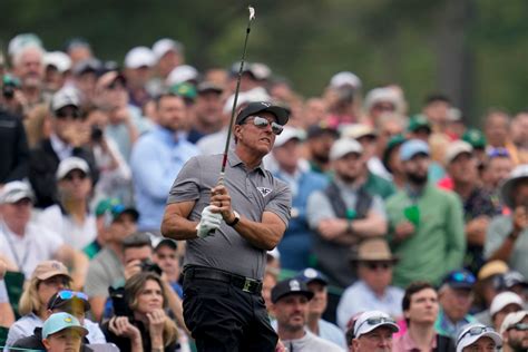 Column: Mickelson begins road to redemption at the Masters