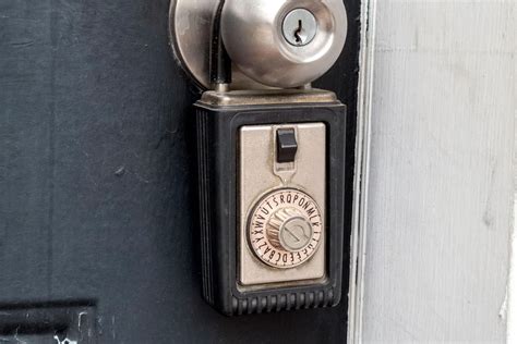 Combination Lock Stuck—What To Do? – DoorDodo.com