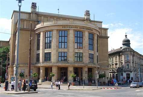 Comenius uni. Univerzita Komenského v Bratislave je najstaršia a najväčšia slovenská univerzita, ktorá vznikla v roku 1919. Na trinástich fakultách univerzity študuje na všetkých stupňoch a formách štúdia ročne viac ako 28 000 študentov. 
