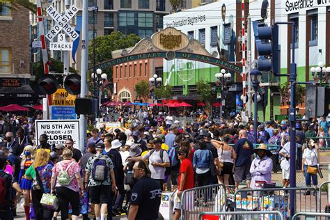 Comic-Con crowds arrive in downtown San Diego