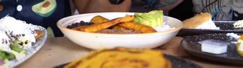 Comida venezolana cerca de mi. La arepa Dominó está hecha con harina de maíz y rellenas con con queso blanco y frijoles negros (conocidos en Venezuela como caraotas ). Esta combinación natural es un complemento increíble para cualquier comida. Esta es una receta sencilla, económica y por supuesto muy popular en Venezuela, ya que sus ingredientes siempre están en la ... 