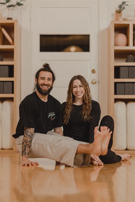 Commune yoga. Welcome to World of Yoga! In this article on commune yoga, we’ll explore the power of coming together as a community to deepen our Yoga practice. Discover the transformative benefits of practicing with others and learn how communal yoga can enhance your mind, body, and soul connection. Let’s embark on this journey of connection and … 