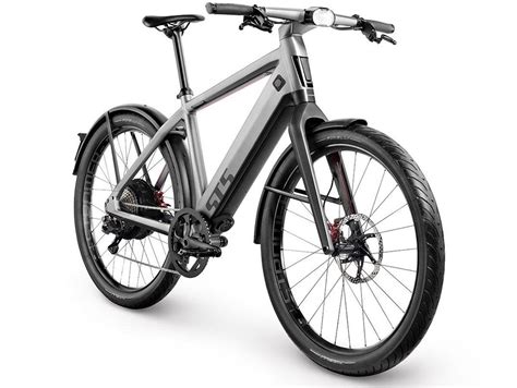 Commuter e bike. The specification of a bike depends on the model and the area of use. Some Canyon city e-bikes, for example, have mudguards and integrated bike lights. With this equipment every rider is safe on the daily commute. For sporty e-MTBs or e-road bikes, fixed components for everyday use would add unnecessary weight to the bike. 