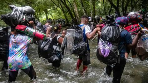 Más de 158.000 migrantes en ruta hacia EE.UU., en su gran mayoría venezolanos, cruzaron en lo que va de 2022 la selva del Darién, fronteriza entre Colombia y Panamá, superando la cifra de toda .... 