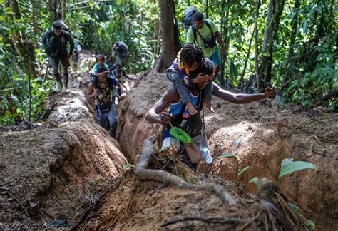 Jul 2, 2022 · La historia de Jonathan Almarza y su hijo de 5 años es la de cientos de migrantes que día a día cruzan la peligrosa selva de 5.000 kilómetros entre Colombia y Panamá para intentar llegar a EE UU. . 