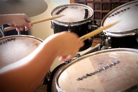 Como tocar la bateria/ how to play the drums. - Arbeitsgestaltng bei der verarbeitung faserversatarkter kunststoffe.