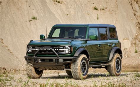 Compare Ford Bronco Outer Banks 4Door 2024 vs Ford Bronco …