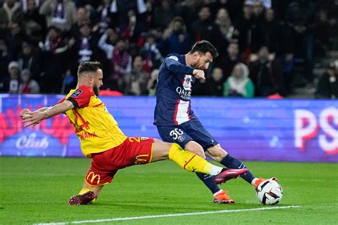 Con goles de Messi y Mbappé, PSG amansa a Lens y se aleja