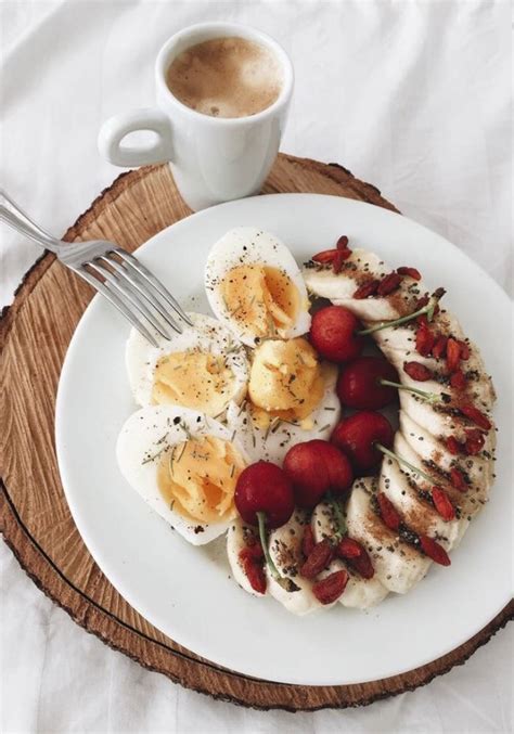 Con huevos. El desayuno ideal de huevos revueltos con tocino, prepara este delicioso desayuno y consiéntete todas las mañanas. 
