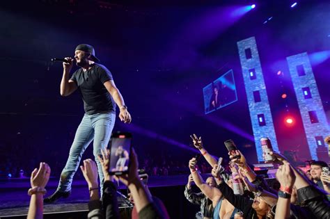 Concert review: A distracted, slow-moving Luke Bryan phoned it in at the X