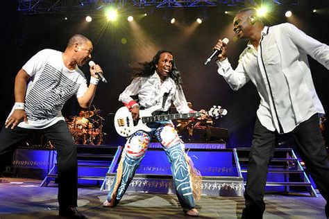 Concert review: Earth, Wind & Fire outshine Lionel Richie at the X