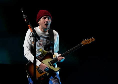 Concert review: Guitarist John Frusciante saves otherwise dreary Red Hot Chili Peppers concert