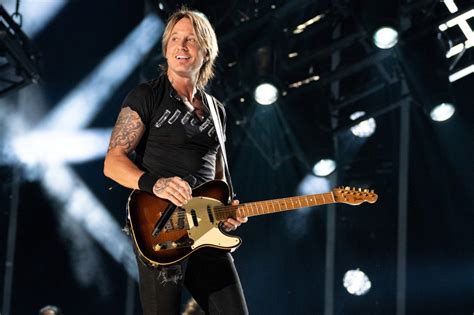 Concert review: Keith Urban and his guitar put on an exuberant Grandstand show