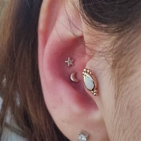 Conch piercing pain. Conch piercing pain is usually more severe than earlobe piercing because it's made of cartilage, which is a type of thick, hard tissue that's more difficult to puncture … 