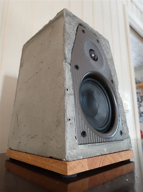 Concrete audio. The en­clo­sure of the CONCRETE AUDIO F1 is made of spe­cial high-strength con­crete. This ma­te­r­ial re­li­ably pre­vents vi­bra­tions of the en­clo­sure. The cur­ing process makes each piece a unique loud­speaker – iden­ti­cal in shape and sur­face qual­ity, but … 