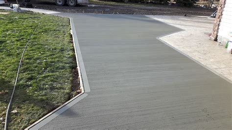 Concrete broom finish. Apr 10, 2021 · Here is the Final part of these job series! In this part we Pour on this new beautiful driveway and put a broom finish on it! We will be showing you the comp... 