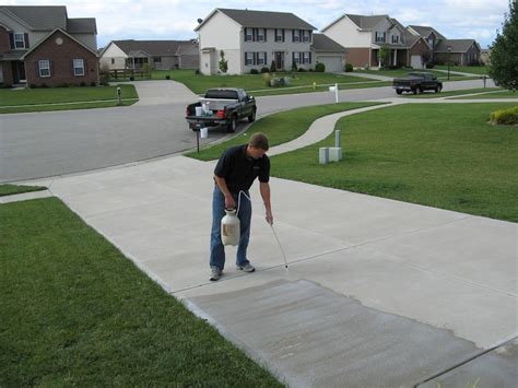 Concrete driveway sealing. Apply the Sealant. Beginning in one corner, pour some of the asphalt driveway sealer on the surface. You will probably find it easiest to work on one small square section of about 10 to 20 square feet at a time, rather than doing long narrow strips. Apply your sealant in thin, overlapping coats with a long-handled … 