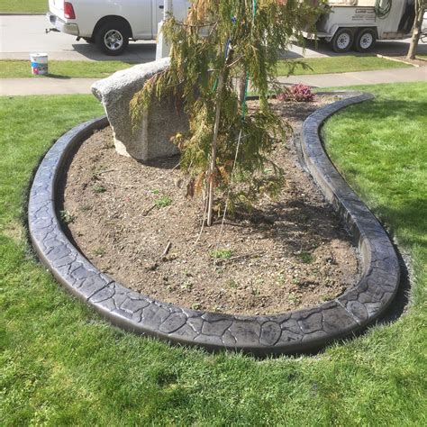 Concrete edging for landscaping. The Overlapping Rock Edger connects together seamlessly to form curves to create decorative tree rings for an overall strong and stable edge system. Once overlapped, each edger measures 11 in. since each unit overlaps the adjoining unit by 1 in. This natural looking product is easy to install and will complement any existing … 