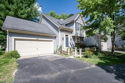 Condos for sale in fenton mi. 229 Meadow Pointe Dr, Fenton, MI 48430 is currently not for sale. The 944 Square Feet condo home is a 2 beds, 2 baths property. This home was built in 1988 and last sold on 2022-06-15 for $190,000. View more property details, sales history, and Zestimate data on Zillow. 