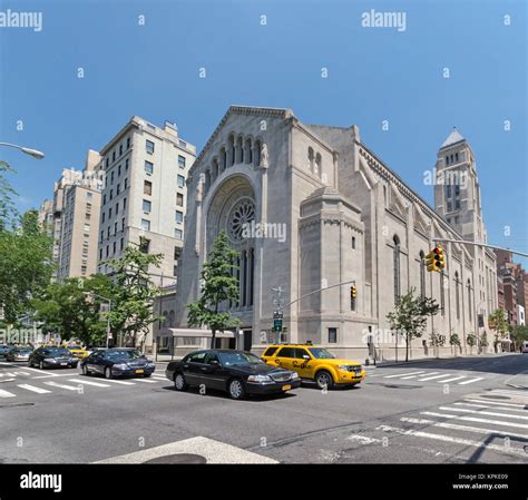 Temple Emanu-El is situated at the corner of 65th Street and 5th Avenue in the upscale neighborhood of the Upper East Side. To get to this famous synagogue by rapid transit, you could take the New York City subway to the 68th Street station. This underground station is located near Hunter College. Location: 1 E 65th Street, New York, NY, 10065 .... 