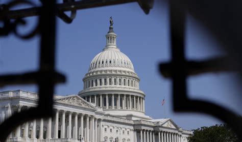 Congress approves temporary funding and pushes the fight over the federal budget into the new year