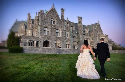Connecticut wedding venues. As it turns out, the weddings held in Connecticut are split pretty evenly between the two. According to 2015 study by The Knot, 49% of couples that hold their weddings in Connecticut prefer an indoor wedding venue. One that was particularly preferred was the Wadsworth Mansion. 