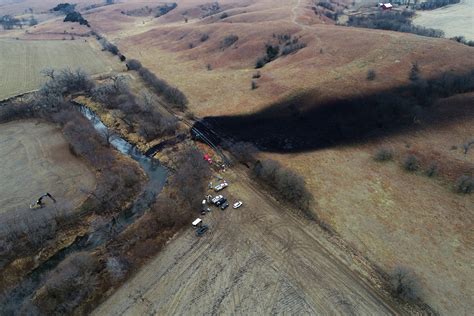 Consultants: Design issues, operations lapses led to big Kansas oil spill