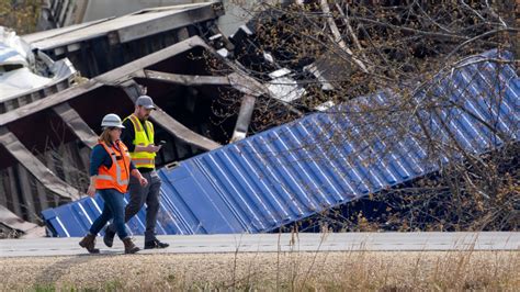 Containers secured to Mississippi River bank after Wisconsin train derailment