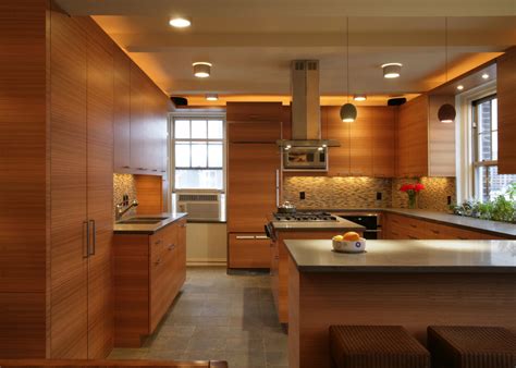 Contractor for kitchen remodel. If you’ve decided to leave a tip for your contractor, the next step is to decide how much is appropriate to tip. It’s a judgment call, but you don’t need to worry too much about being wrong because, once again, … 