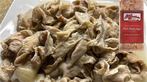 Cook chitterlings near me. Put them in a 6 qt (5.68 liter) pot along with 3 qt (2.84 liter) of water, onion, pepper, and salt. Bring them to a boil, then reduce heat to medium and cook for 1 hour 15 minutes. While the maws are cooking, rinse the chitterlings thoroughly and trim the extra fat off them. Like most organ meats, they have a lot of fat. 