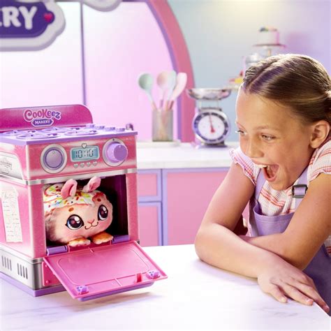Cookeez makery how does it work. #cookeezmakery #ovenplayset #cookeezmakeryoven #scentedplush #viral #toyreview This surprise oven bakes up a very cute plushie that smells like dessert!Thank... 