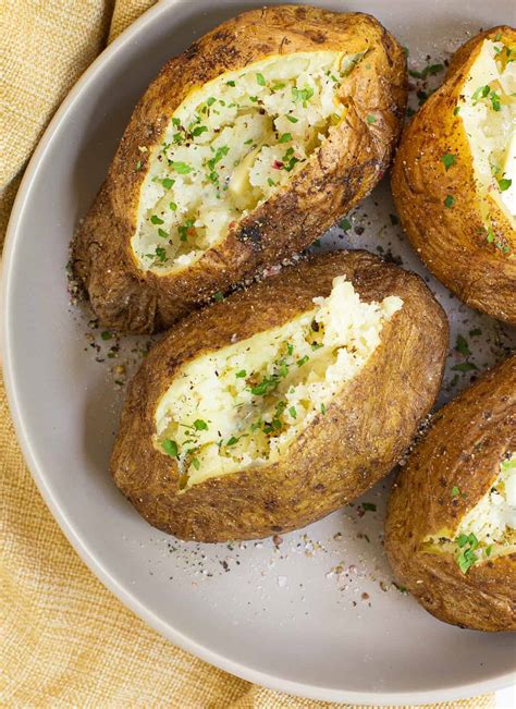 Cooking baked potatoes in air fryer