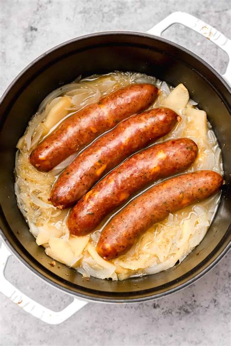 Cooking bratwurst in beer