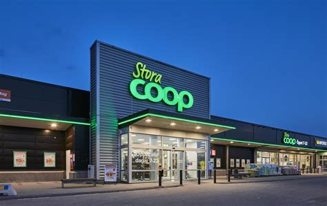 Coop supermarket. A food co-op is essentially a grocery store that’s owned by the people who shop there. Members get to decide what foods and products are stocked on the shelves, where those items are purchased and what quality standards both products and vendors have to meet. Members also vote on standards for negotiating prices, and they choose … 