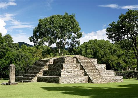 The ruins of this ancient capital cover an area of about 4. square kilo­meters in the center of the Copan Valley (Figs. 1, 2). The archaeological site is com­posed of a civic and ceremonial core surrounded by elite and non-elite residential groups, ranging from the remains of masonry palaces to low mounds that once support­ed pole-and-thatch ... .