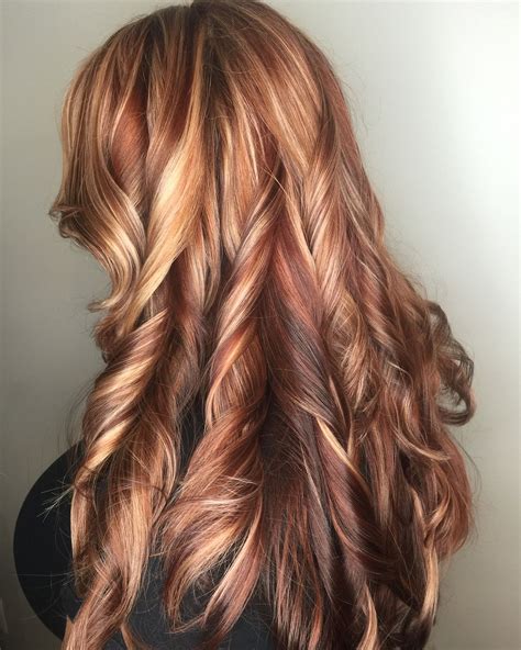 Copper highlights on blonde. Go for subtle highlights. Adding a mix of subtle blonde and copper highlights with your auburn hair color can brighten your look so much. This is very flattering on pale and medium skin tones. This … 