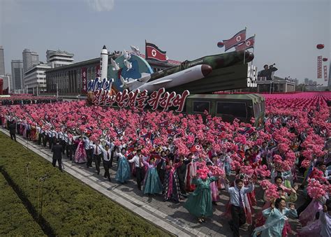 Corea del Norte exhibe misiles balísticos durante desfile militar para conmemorar los 70 años del armisticio de la guerra de Corea