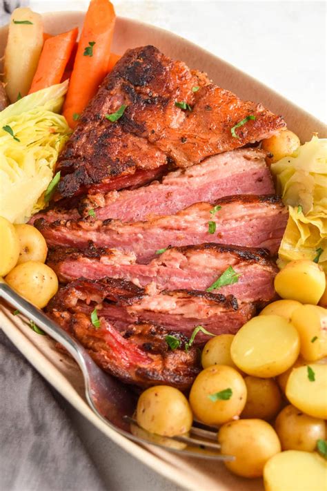Corned beef sous vide. Making corned beef at home is a great way to enjoy a delicious, flavorful meal without having to go out. With the right ingredients and techniques, you can make a delicious corned ... 