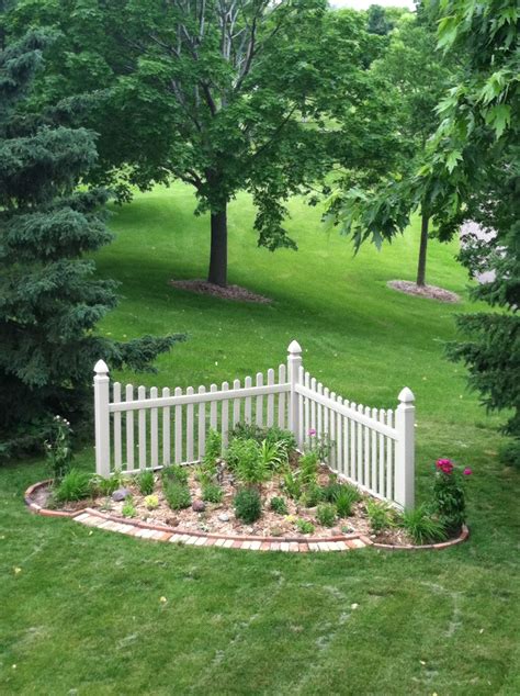 Corner fence landscaping ideas. Add colorful flowers and foliage to the beds for a beautiful effect. Incorporate focal points such as fountains, statues, or other art pieces. This will help draw attention to your corner lot landscape design and make it more visually interesting. Plant trees or tall shrubs in the front corners of your garden. 