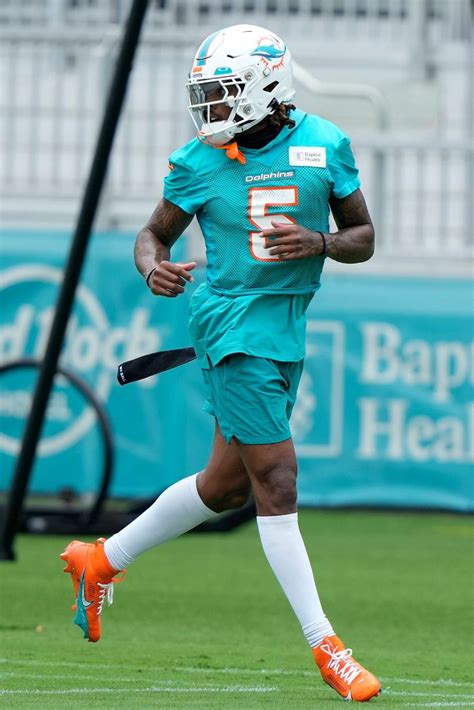 Cornerback Jalen Ramsey appears to injure leg during Dolphins practice