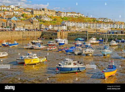 Cornish harbour hi-res stock photography and images - Alamy