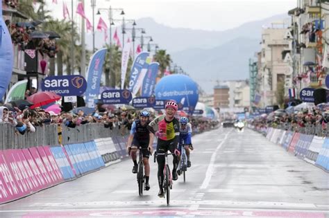 Cort wins stage in miserable conditions, Thomas stays in Giro d’Italia lead