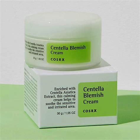 Cosrx - Centella Blemish Cream, sivilce lekeleri ve skarlar için bir bakım uygulayarak, hassas cildi yatıştırmayı destekler ve cildi nemlendirir.