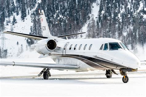 Cost to charter a private jet. In general, a private jet will cost anywhere between $2,000-$18,000 per hour. Again, this will depend on the type of aircraft (i.e. a propeller aircraft is the cheapest and smallest airline), and the range it can go, which can vary from four hours of flying to 16 hours. To determine how much it costs to rent a private jet in Canada, let’s ... 