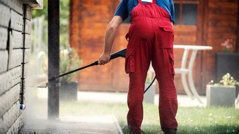 Cost to power wash house. Power washing is an effective way to clean and maintain the exterior of your home or business. However, choosing the wrong power washer service can lead to costly mistakes. In this... 