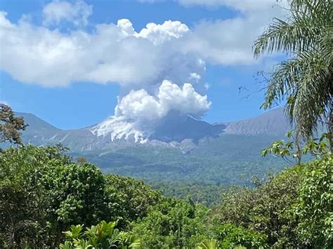Costa Rica intensifica vigilancia sobre el volcán Rincón de la Vieja por constantes erupciones
