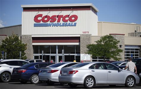Costco’s CEO will step down in January and hand the reins to the retailer’s current president