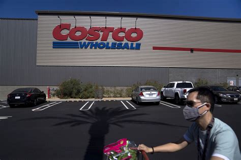 Costco’s longtime CEO steps down
