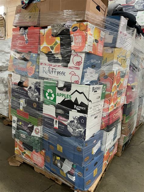 THESE ARE MIXED CLOTHING PALLETS ! MEN, WOMEN, CHILDREN Shirts, Pants, Lounge wear, coats, sweaters, t-shirts, leggings.... 300-400 pieces per pallet Your Cost $1.25 .... 